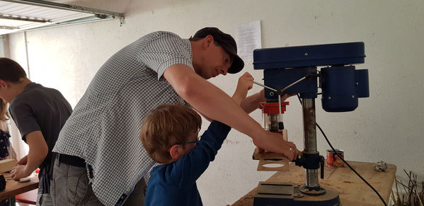 Vater und Sohn beim Basteln des Familienspiels Vater und Sohn beim Basteln des Familienspiels